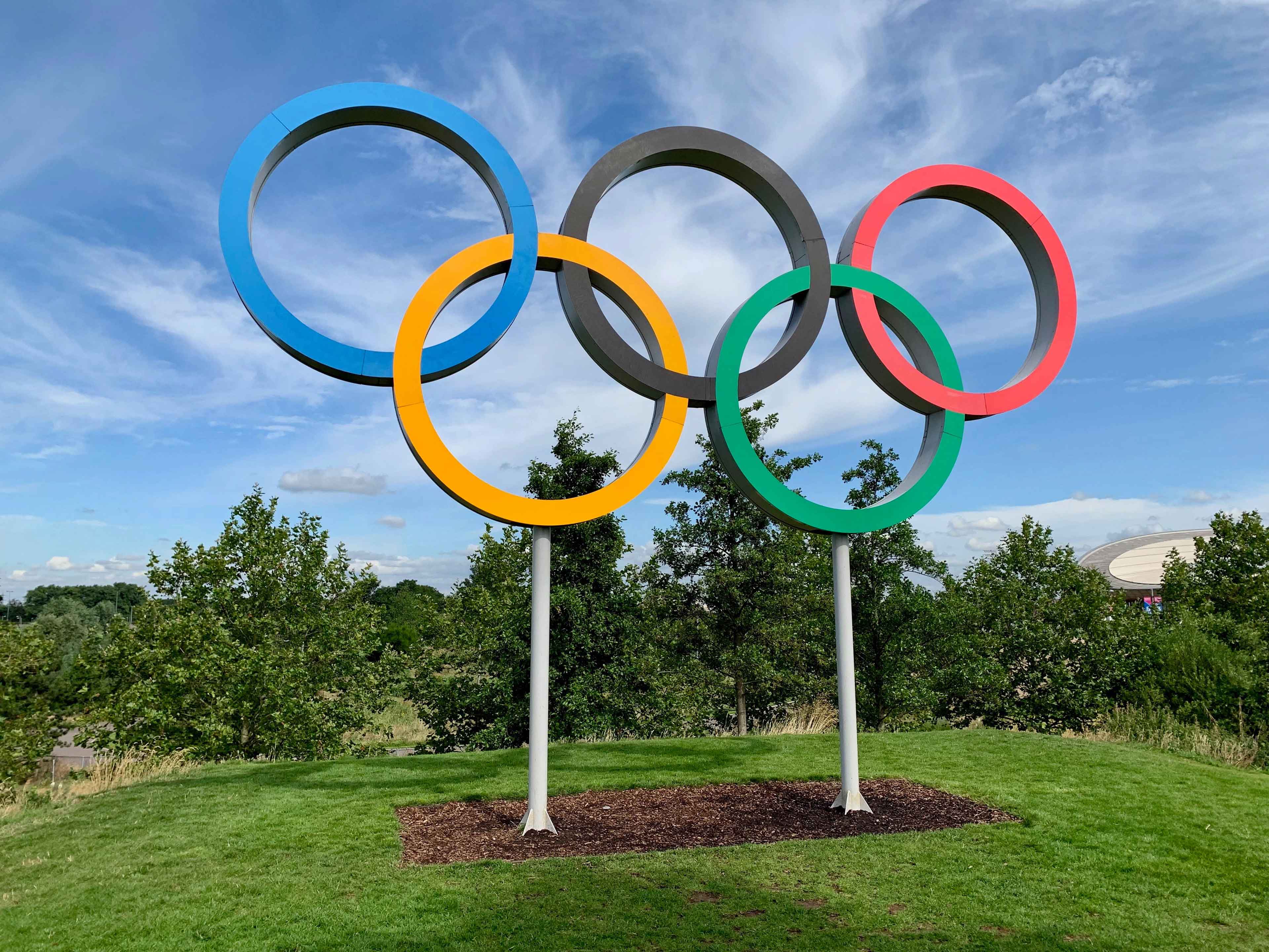 tall olympic logo statue x4ifsdksa9pjlcbo 1
